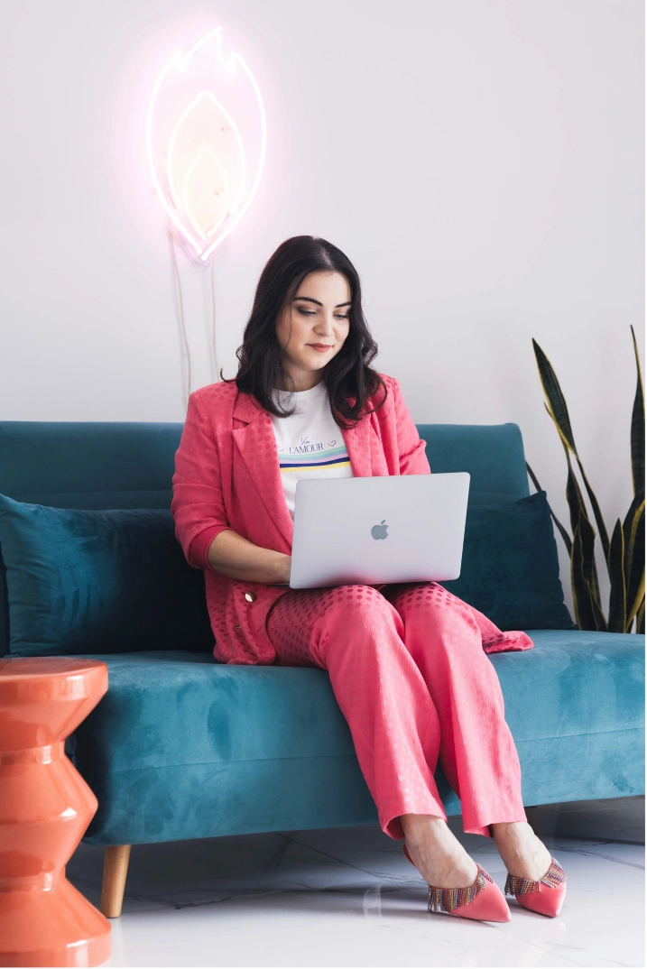 Martina di Pasquale al pc con logo dietro