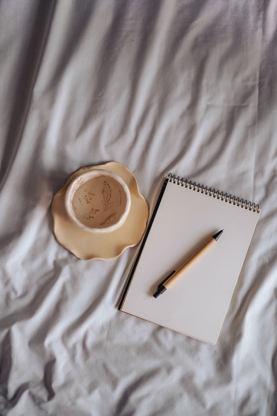 blocco notes e tazza di the