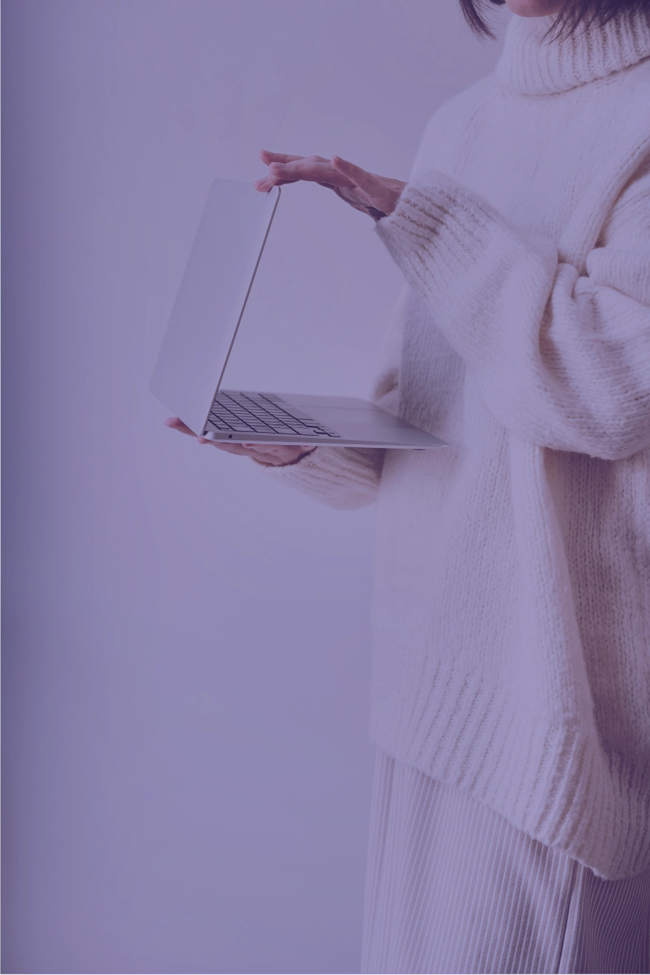 donna con pc portatile in mano overlay viola