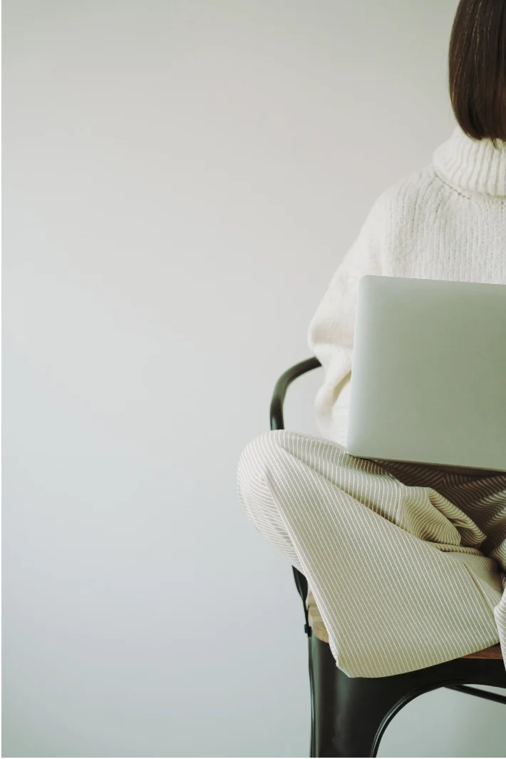 ragazza lavora al pc portatile